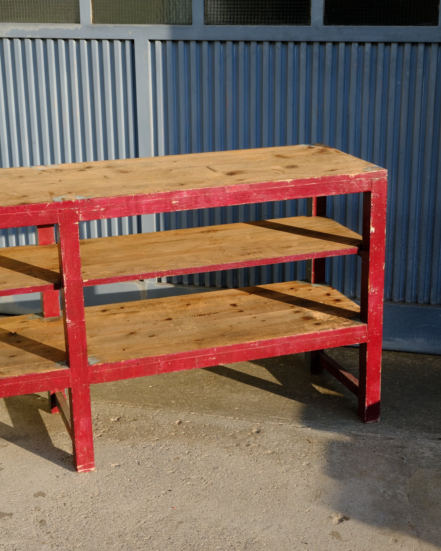 Scaffale da lavoro industriale vintage in legno – bicolore grigio e rosso