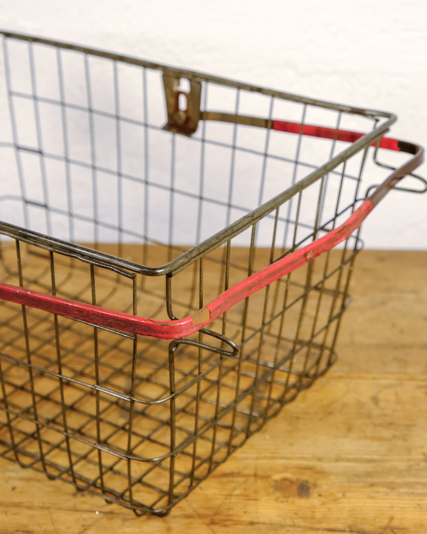 Cestino Vintage in Filo Metallico con Manico Rosso – Uso Industriale / Rustico