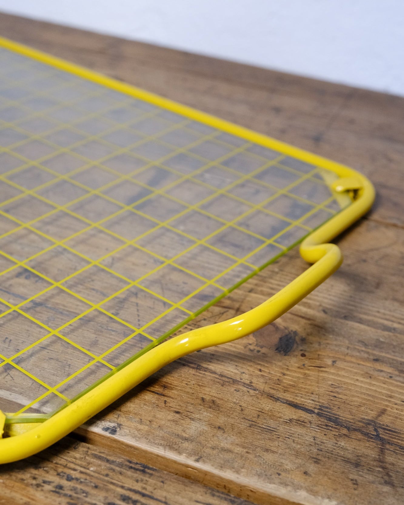 Set di bicchieri con bordo giallo e vassoio coordinato