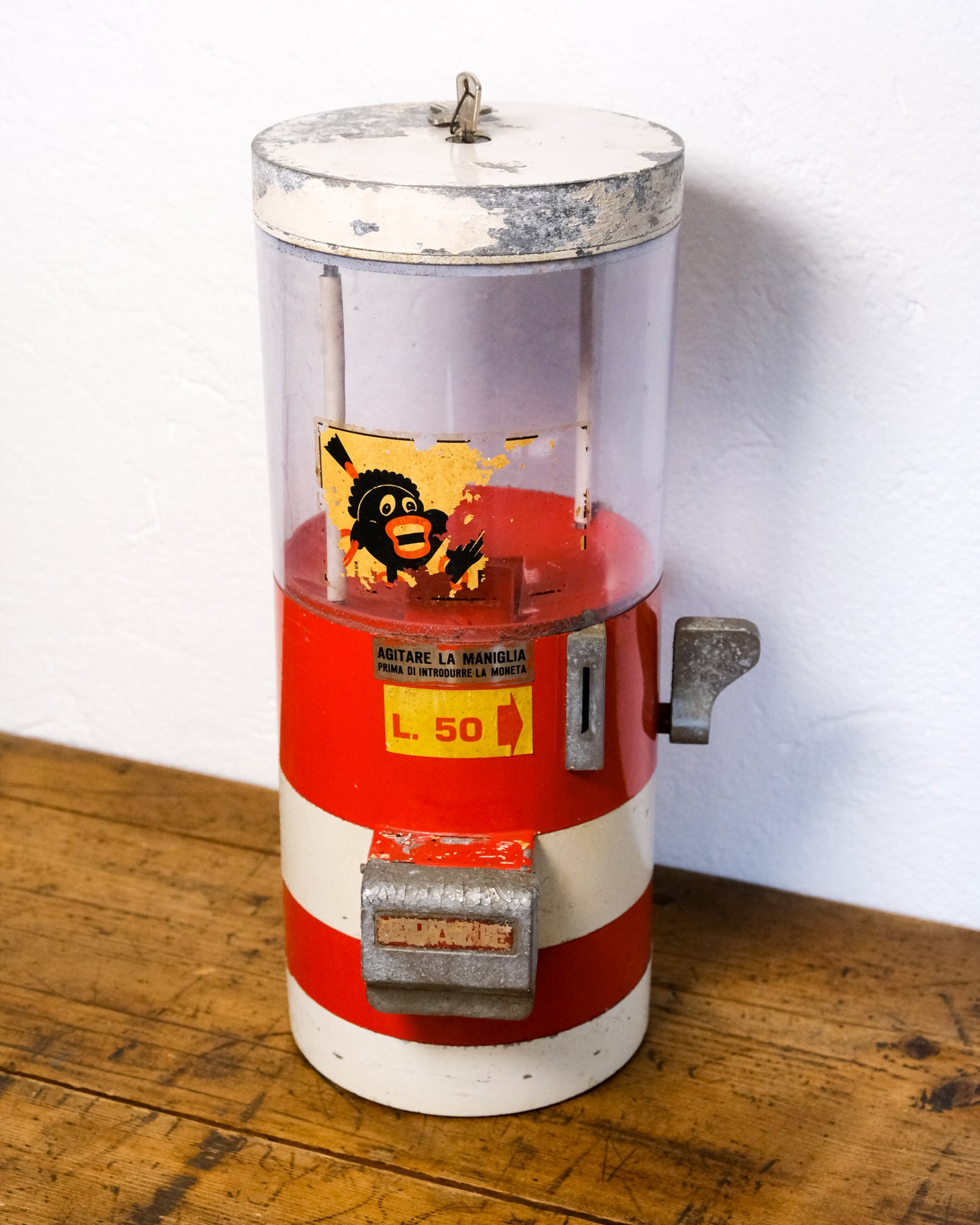 Distributore di noccioline vintage rosso