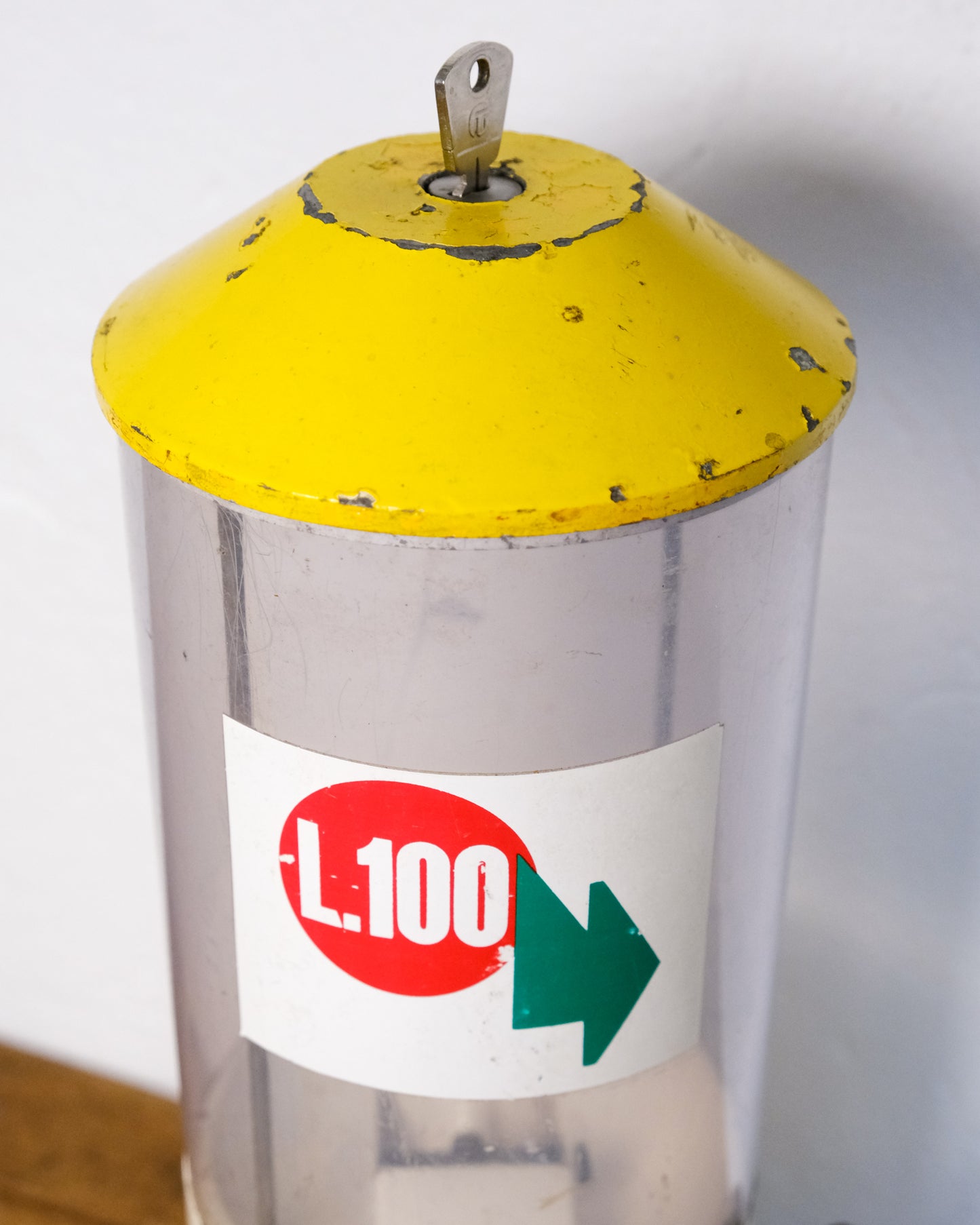 Distributore di caramelle vintage giallo