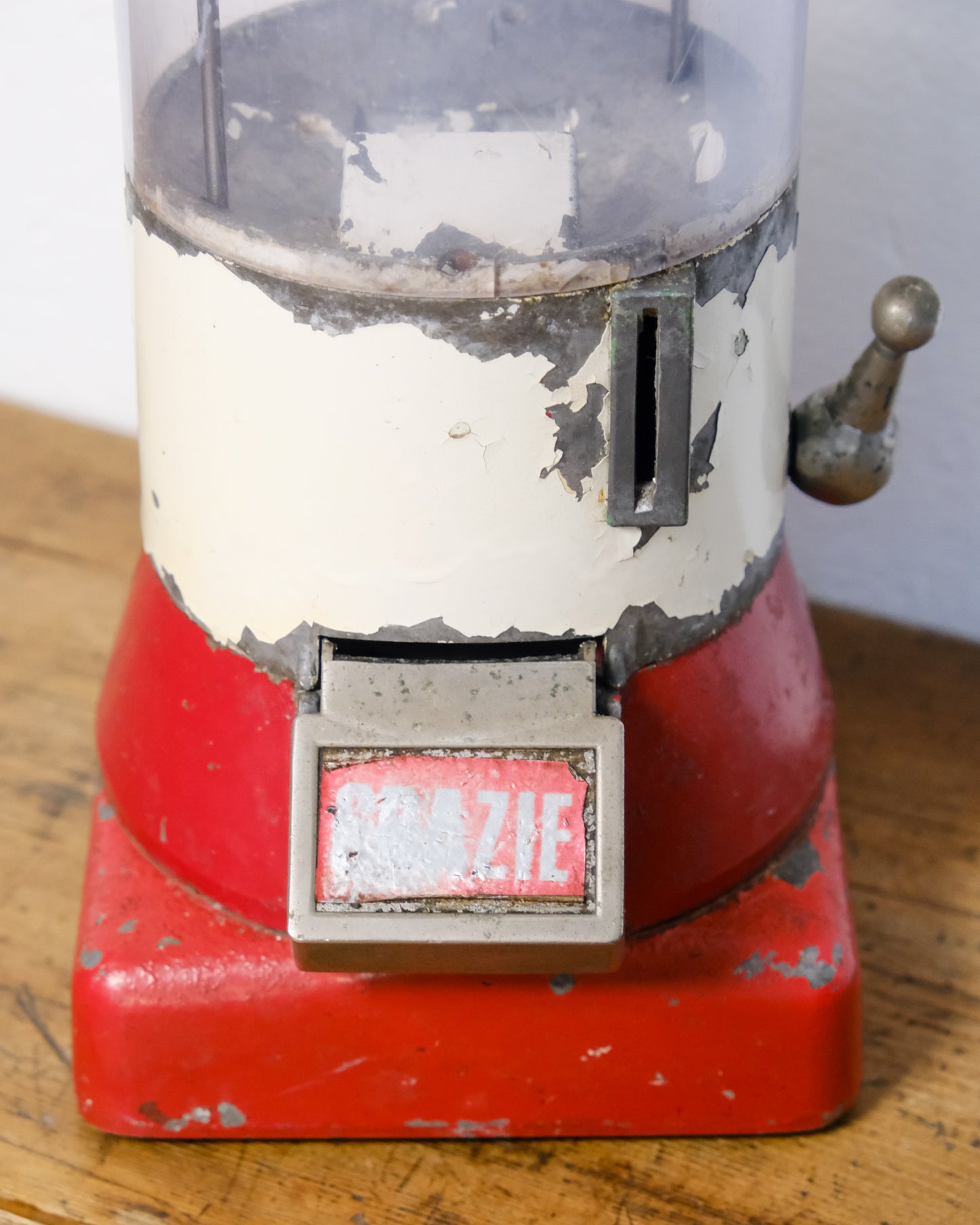 Distributore di caramelle vintage rosso