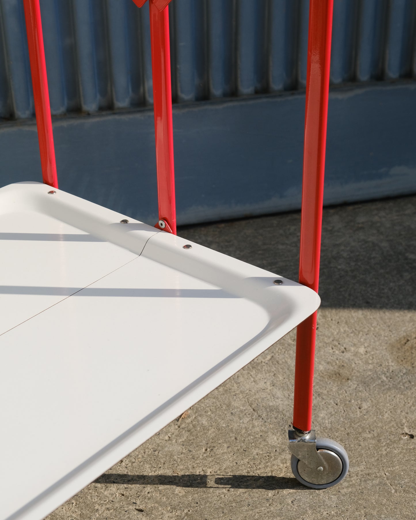 Carrello di servizio pieghevole rosso e bianco