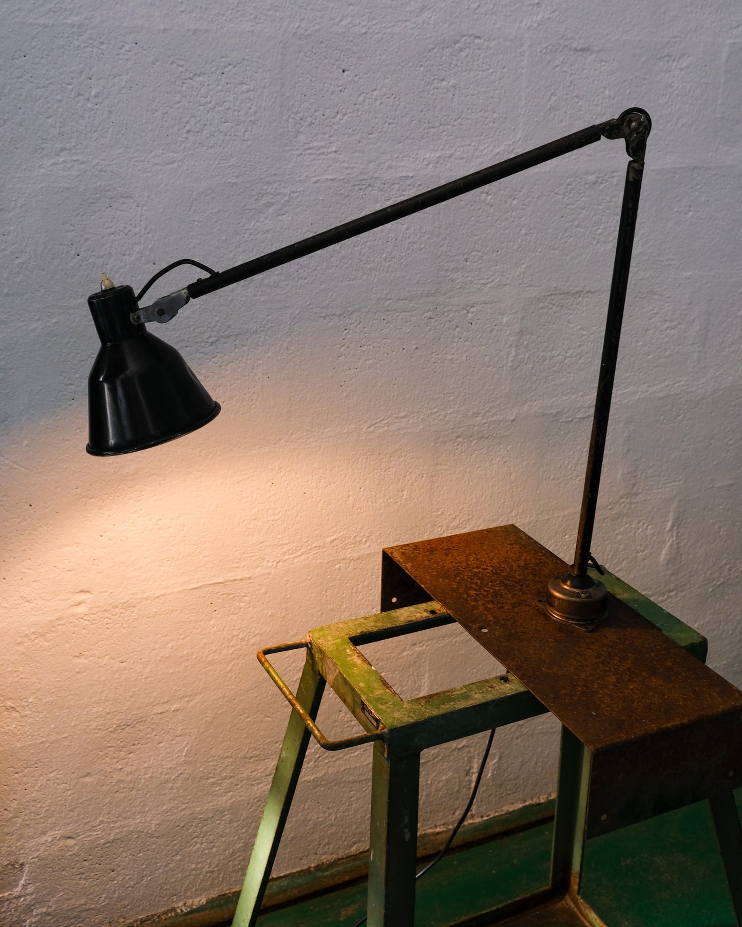 Lampada industriale da tavolo snodabile