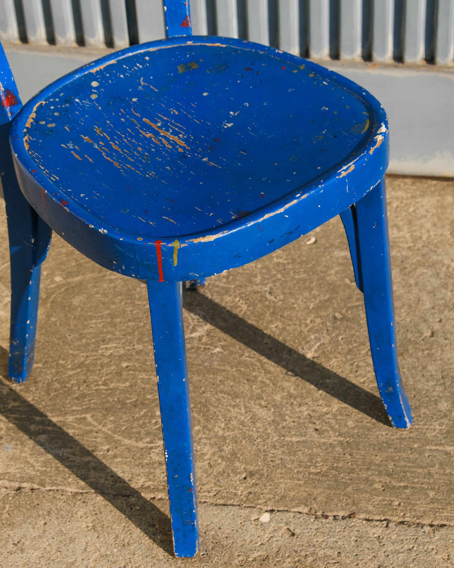 Sedia blu in legno