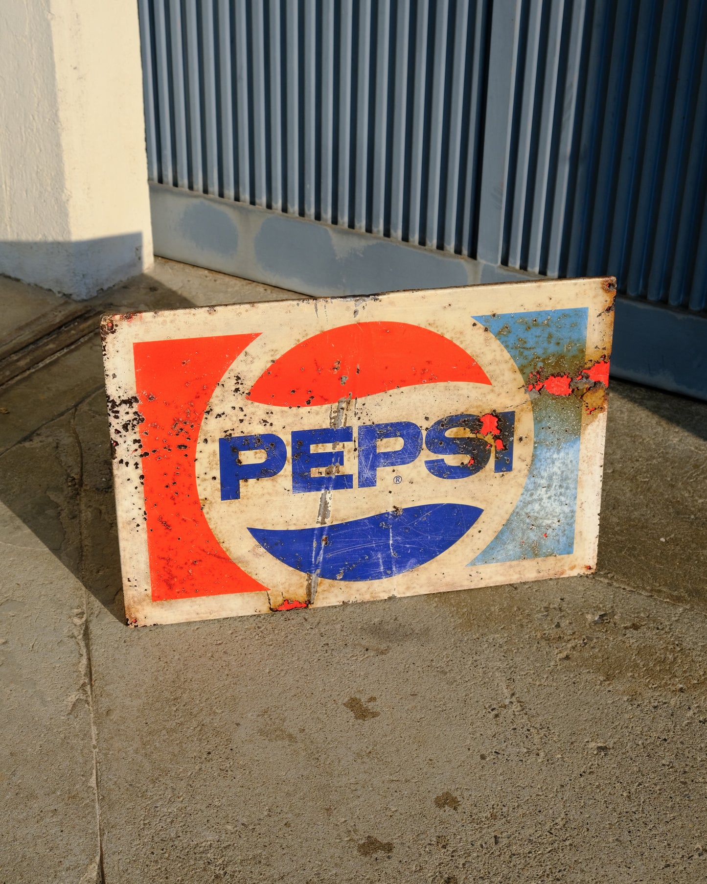 Insegna Pepsi vintage originale in metallo, montata su pannello in legno
