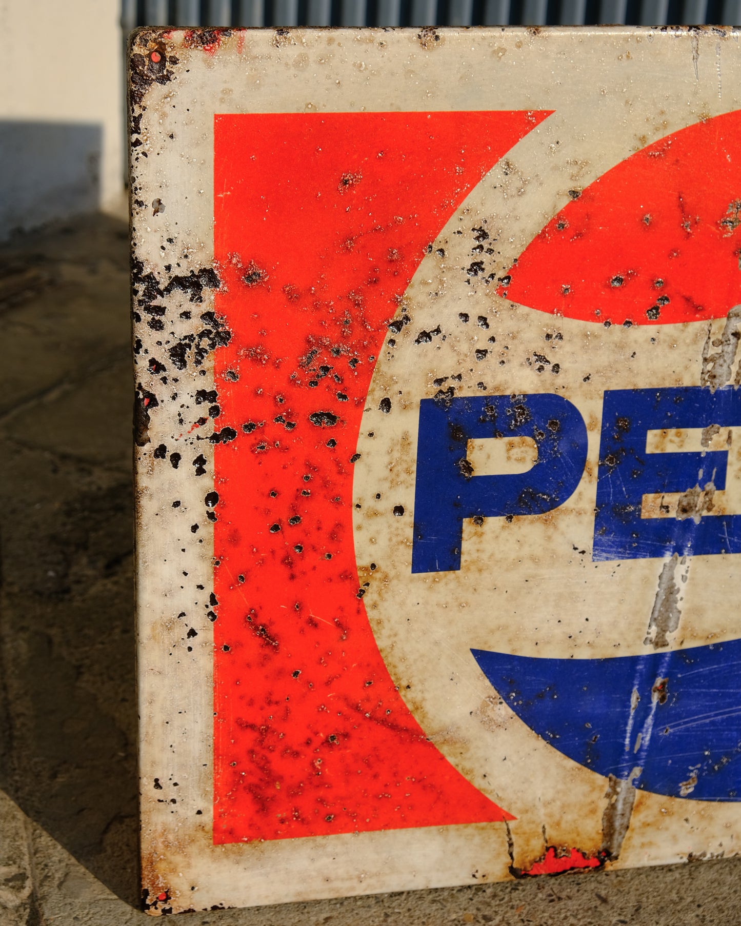 Insegna Pepsi vintage originale in metallo, montata su pannello in legno
