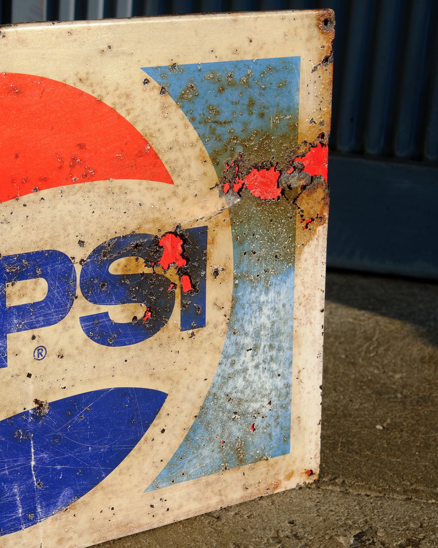 Insegna Pepsi vintage originale in metallo, montata su pannello in legno