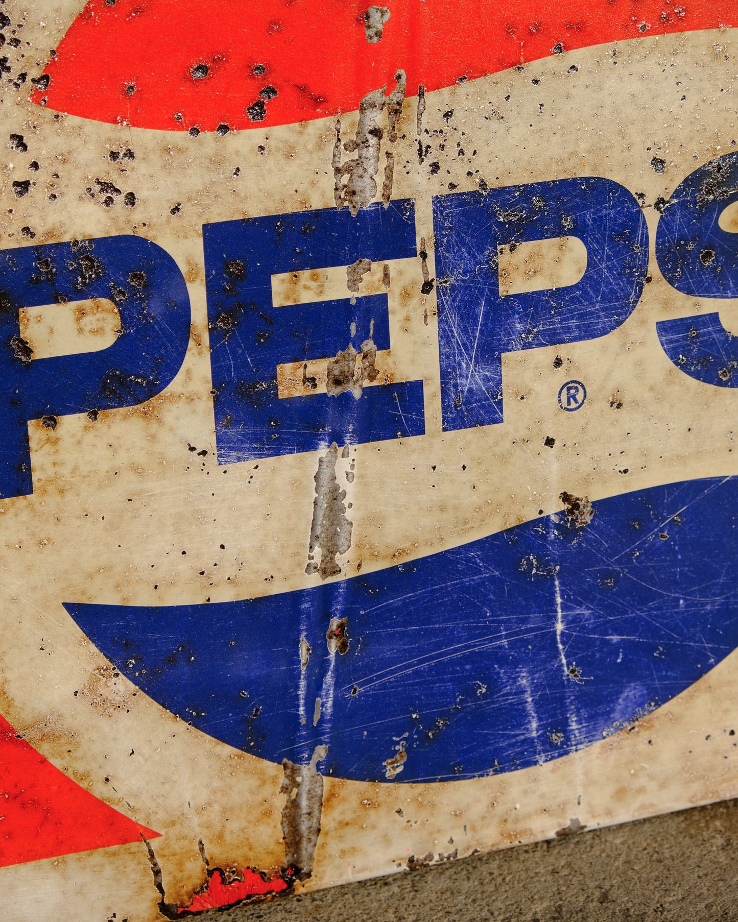 Insegna Pepsi vintage originale in metallo, montata su pannello in legno