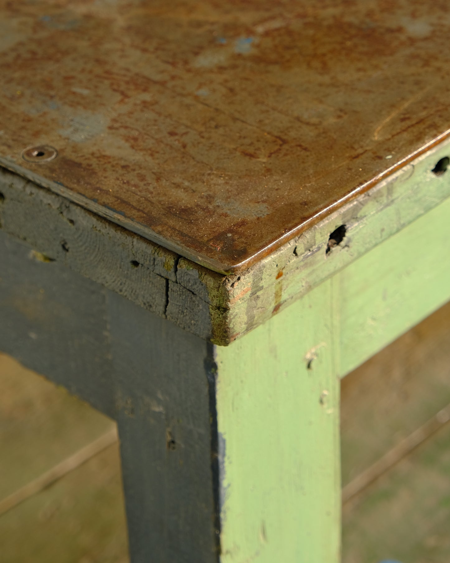 Tavolo industriale autentico anni ’50 – ferro e legno verniciato verde/blu