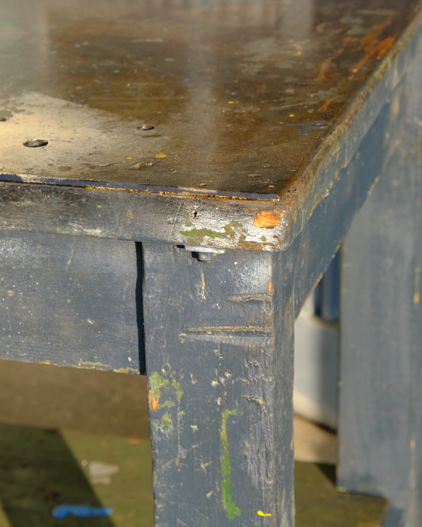Tavolo industriale autentico anni ’50 – ferro e legno verniciato verde/blu