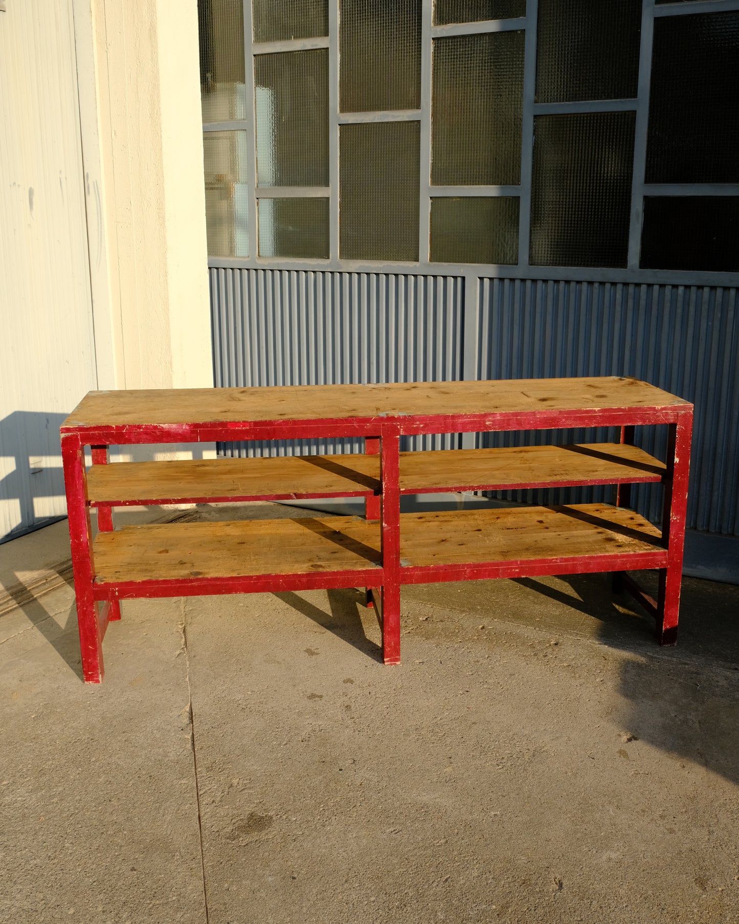 Scaffale da lavoro industriale vintage in legno – bicolore grigio e rosso