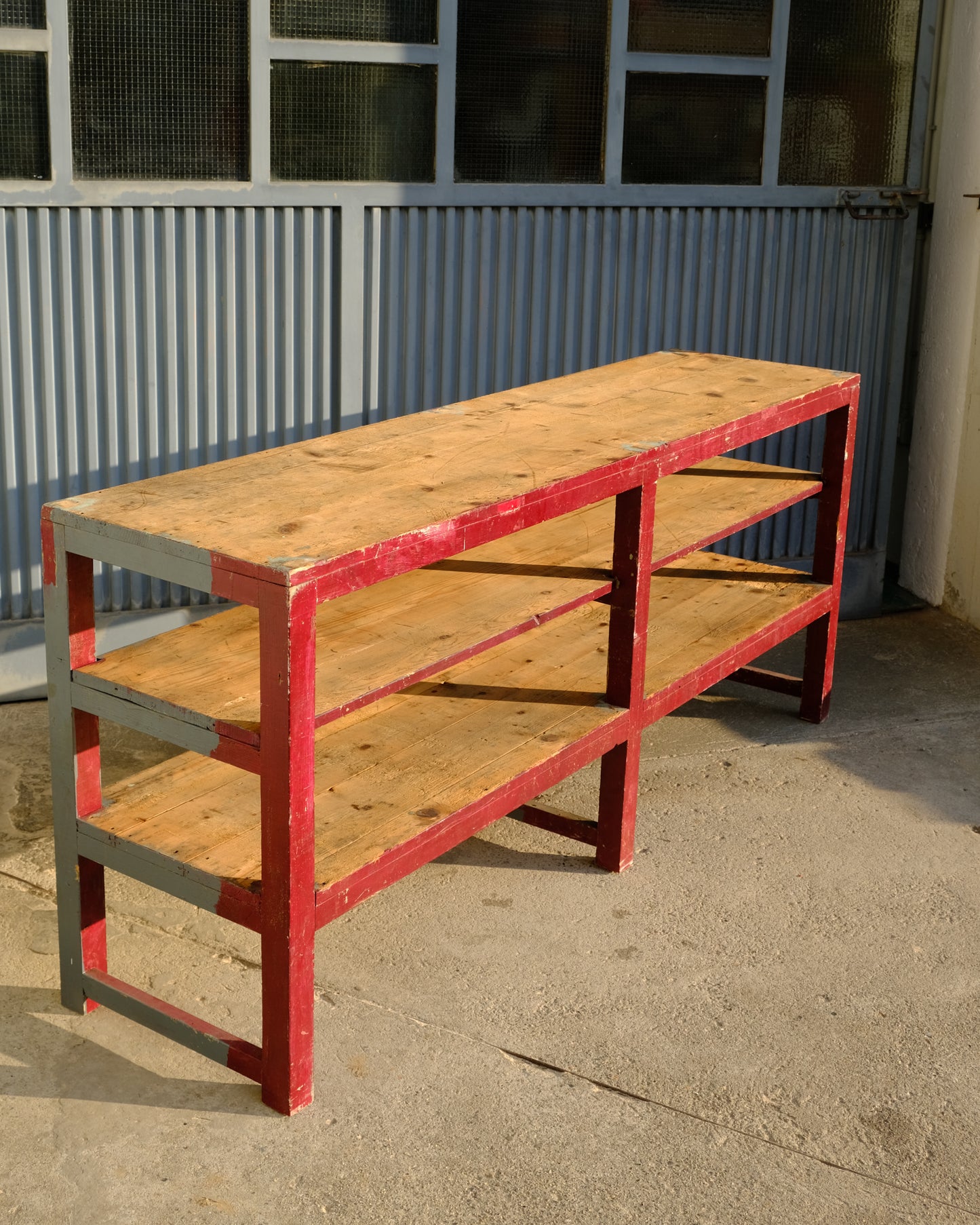 Scaffale da lavoro industriale vintage in legno – bicolore grigio e rosso