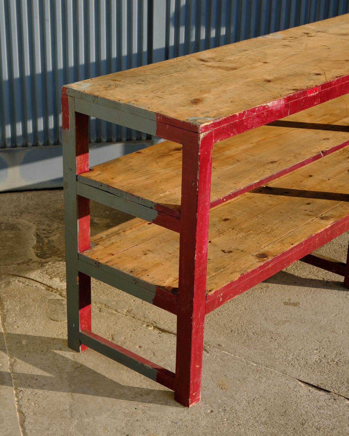 Scaffale da lavoro industriale vintage in legno – bicolore grigio e rosso