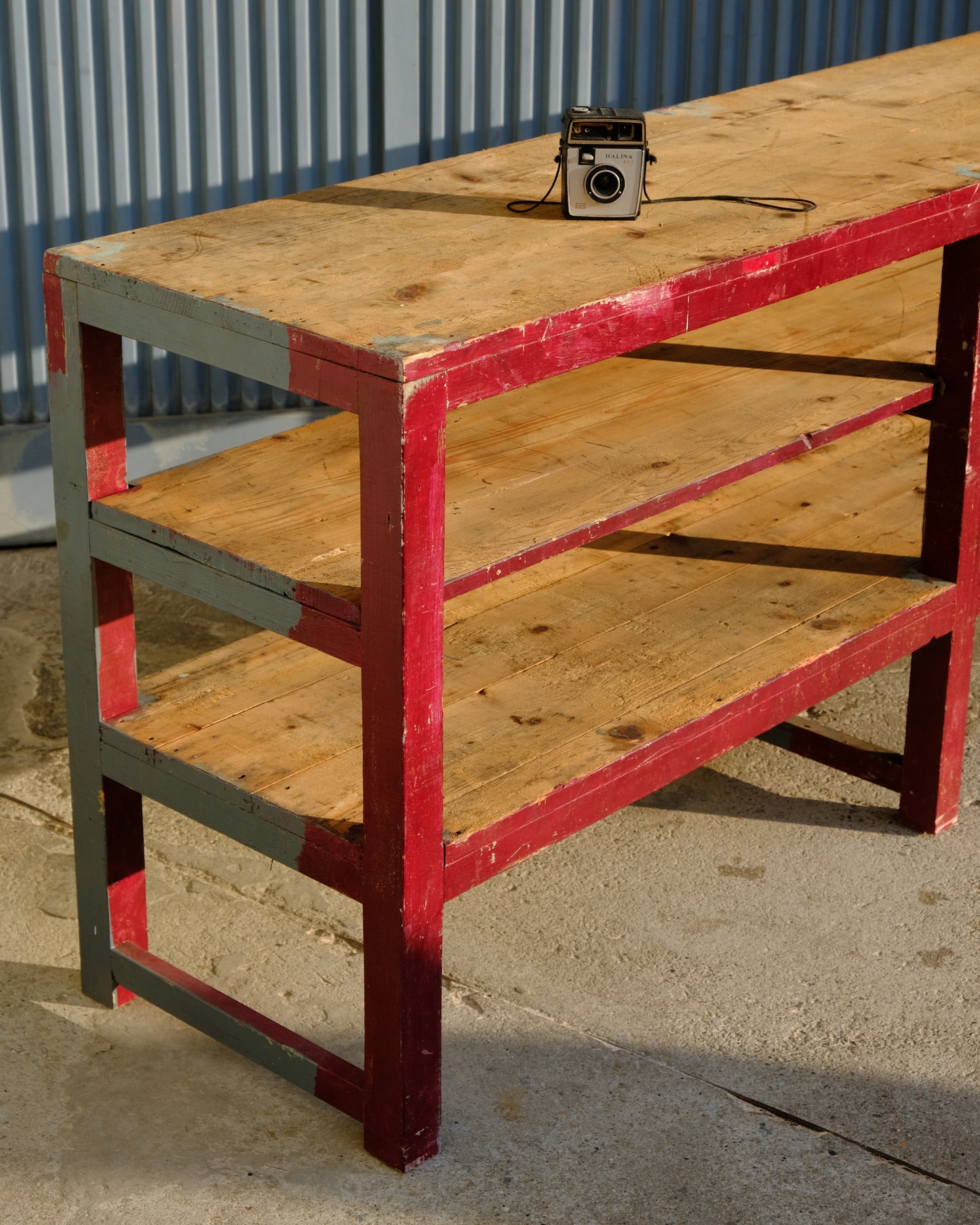 Scaffale da lavoro industriale vintage in legno – bicolore grigio e rosso