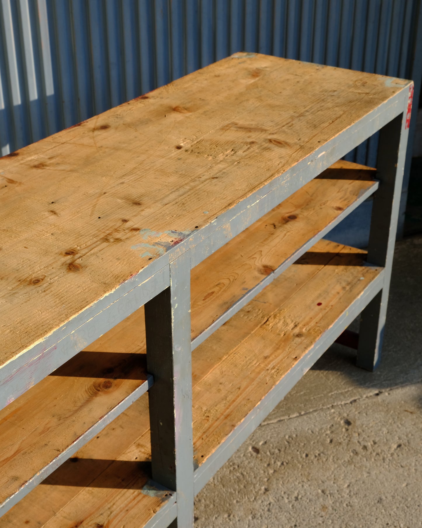 Scaffale da lavoro industriale vintage in legno – bicolore grigio e rosso