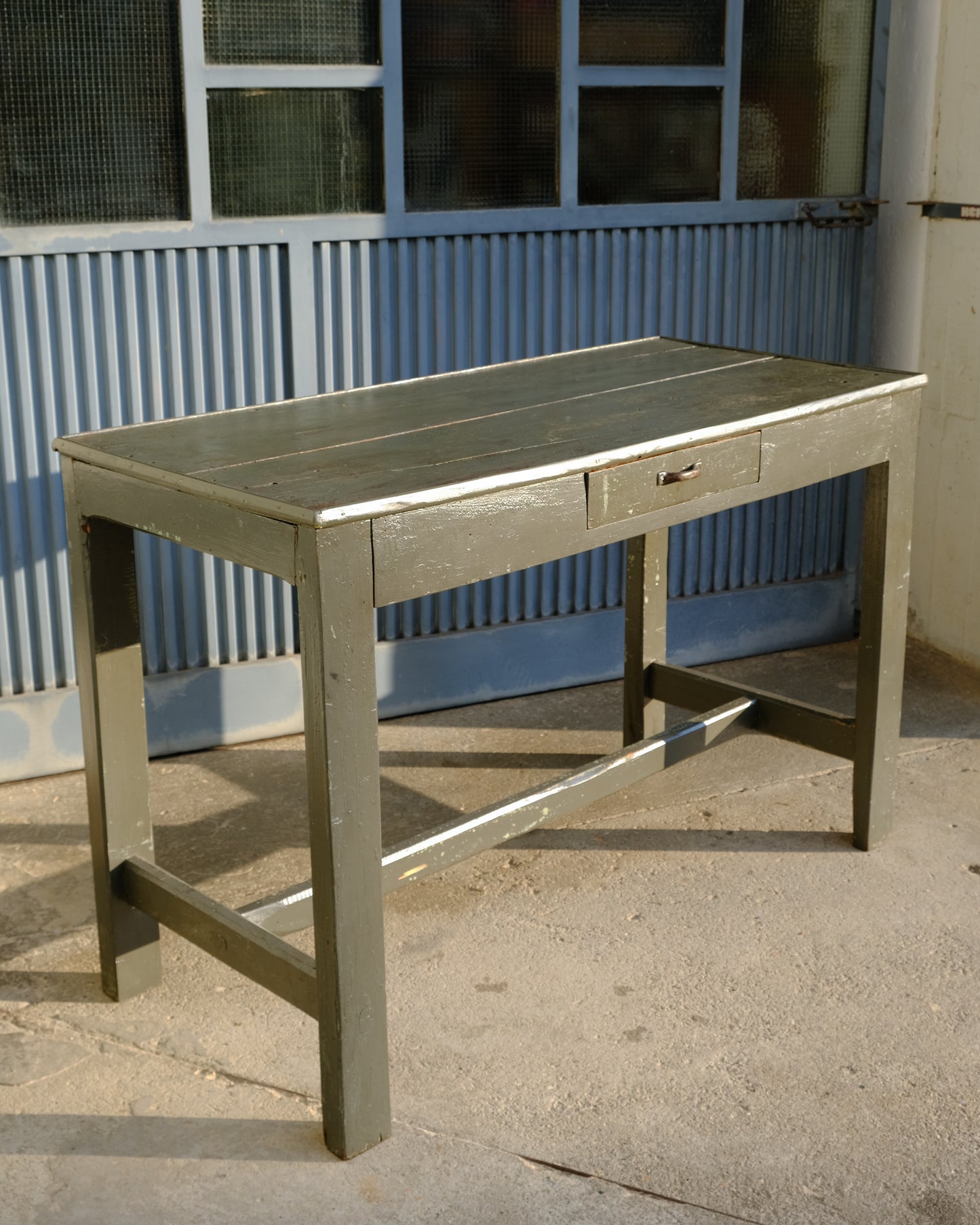 Banco da lavoro industriale vintage anni ’60 – legno e vernice originale