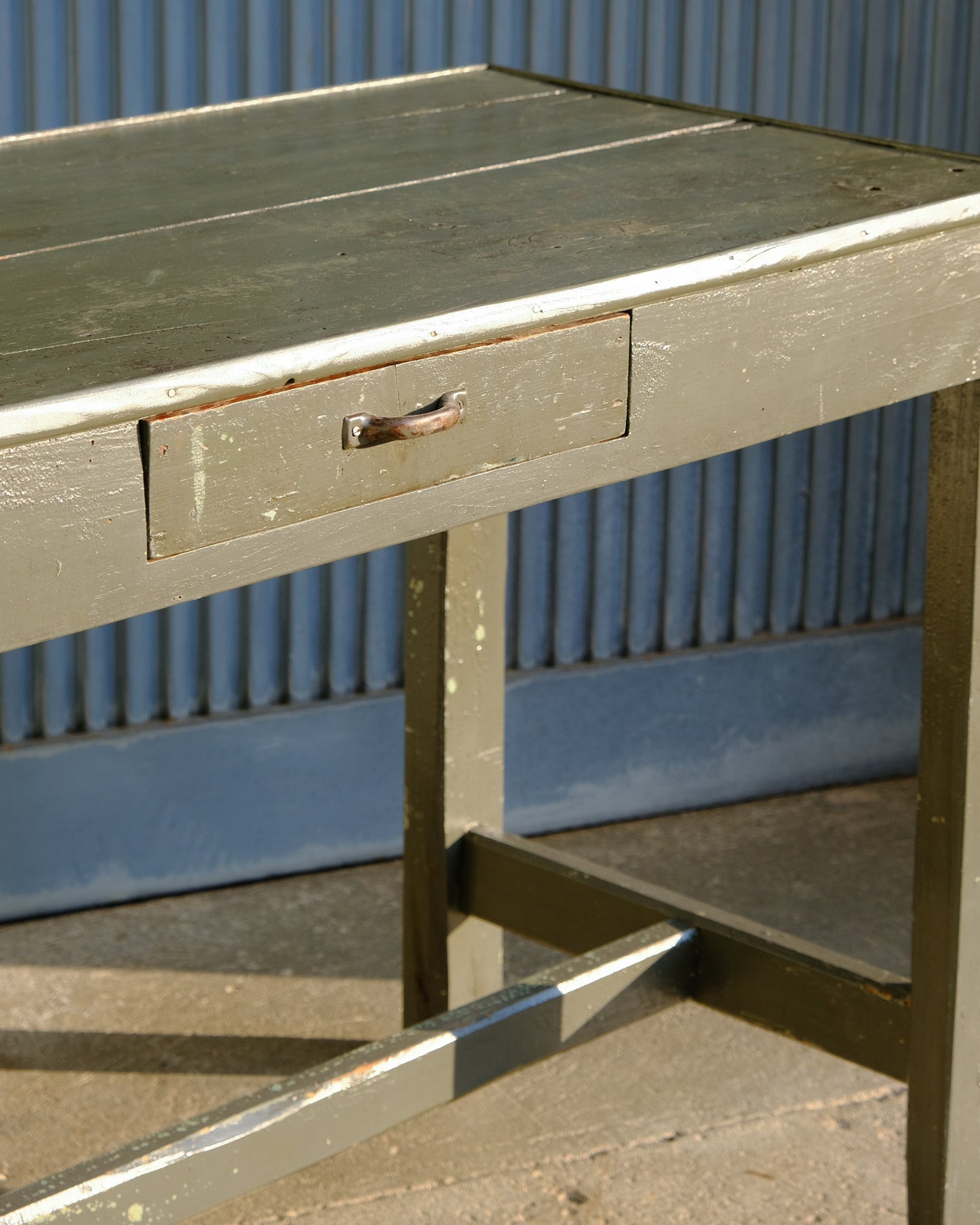Banco da lavoro industriale vintage anni ’60 – legno e vernice originale