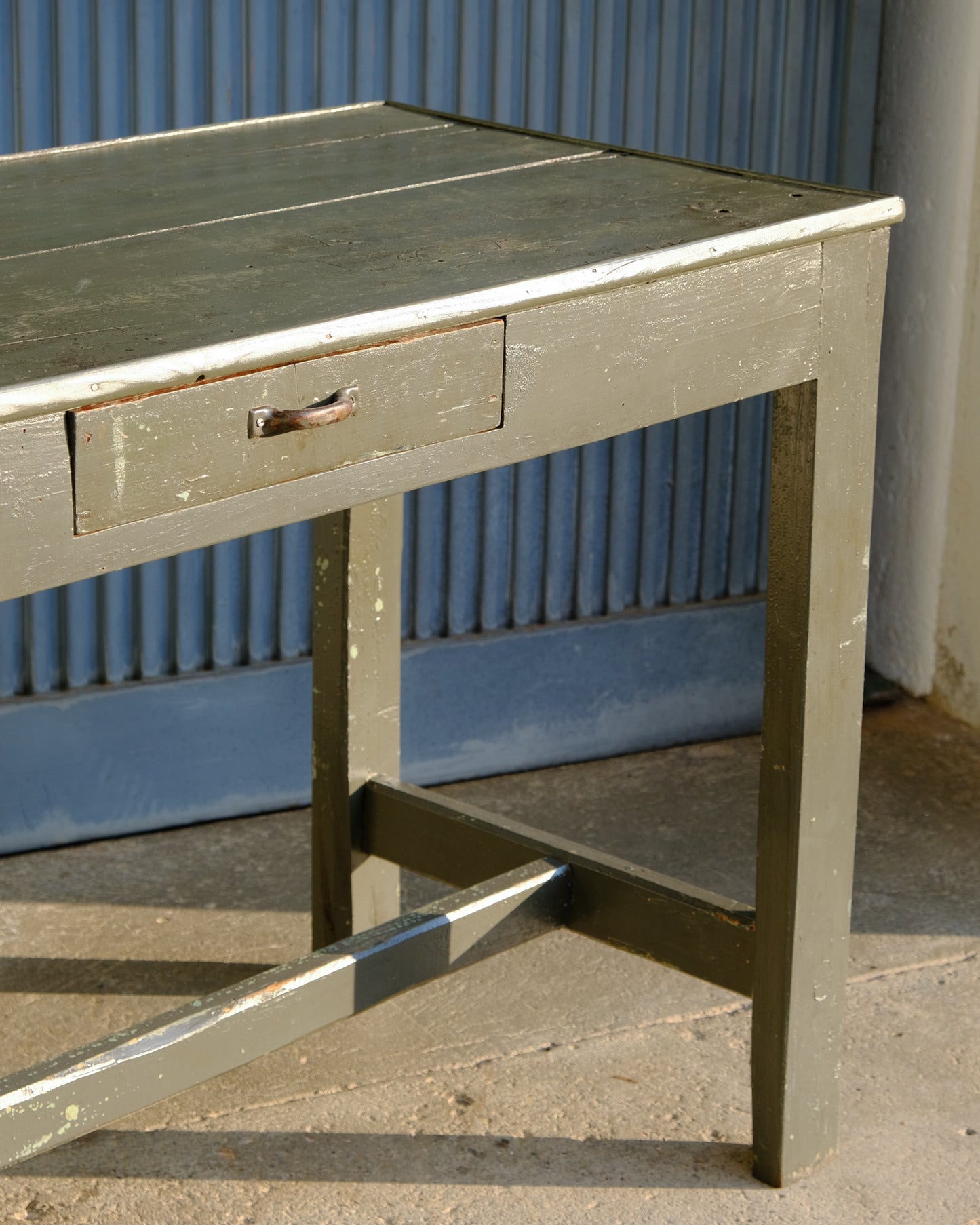 Banco da lavoro industriale vintage anni ’60 – legno e vernice originale