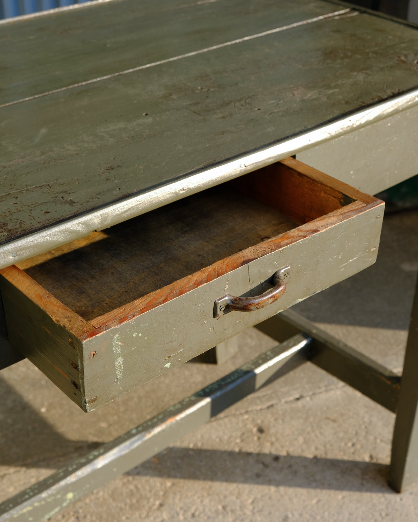 Banco da lavoro industriale vintage anni ’60 – legno e vernice originale