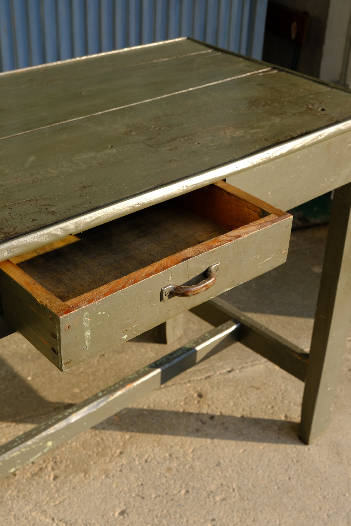 Banco da lavoro industriale vintage anni ’60 – legno e vernice originale