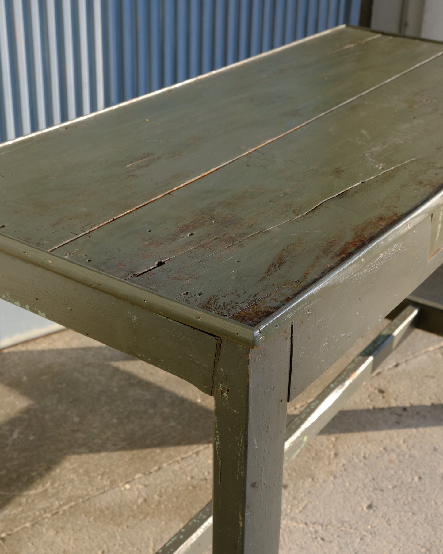 Banco da lavoro industriale vintage anni ’60 – legno e vernice originale