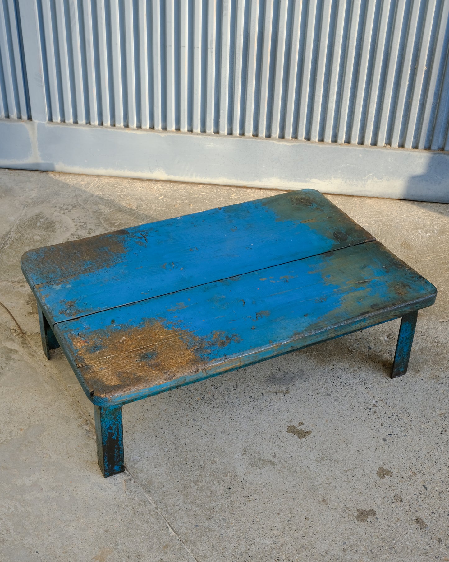 Tavolo basso vintage industriale in ferro e legno – vernice blu originale
