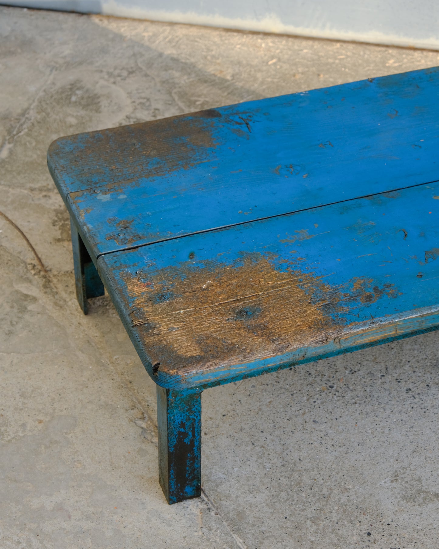 Tavolo basso vintage industriale in ferro e legno – vernice blu originale
