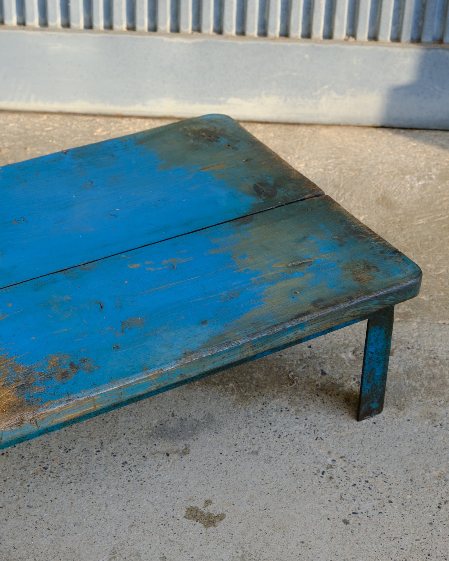 Tavolo basso vintage industriale in ferro e legno – vernice blu originale