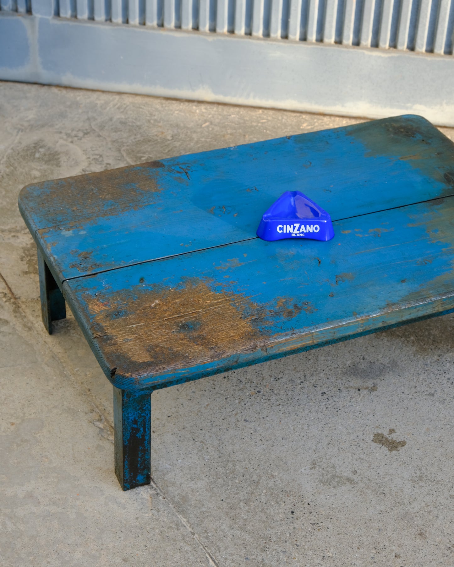 Tavolo basso vintage industriale in ferro e legno – vernice blu originale