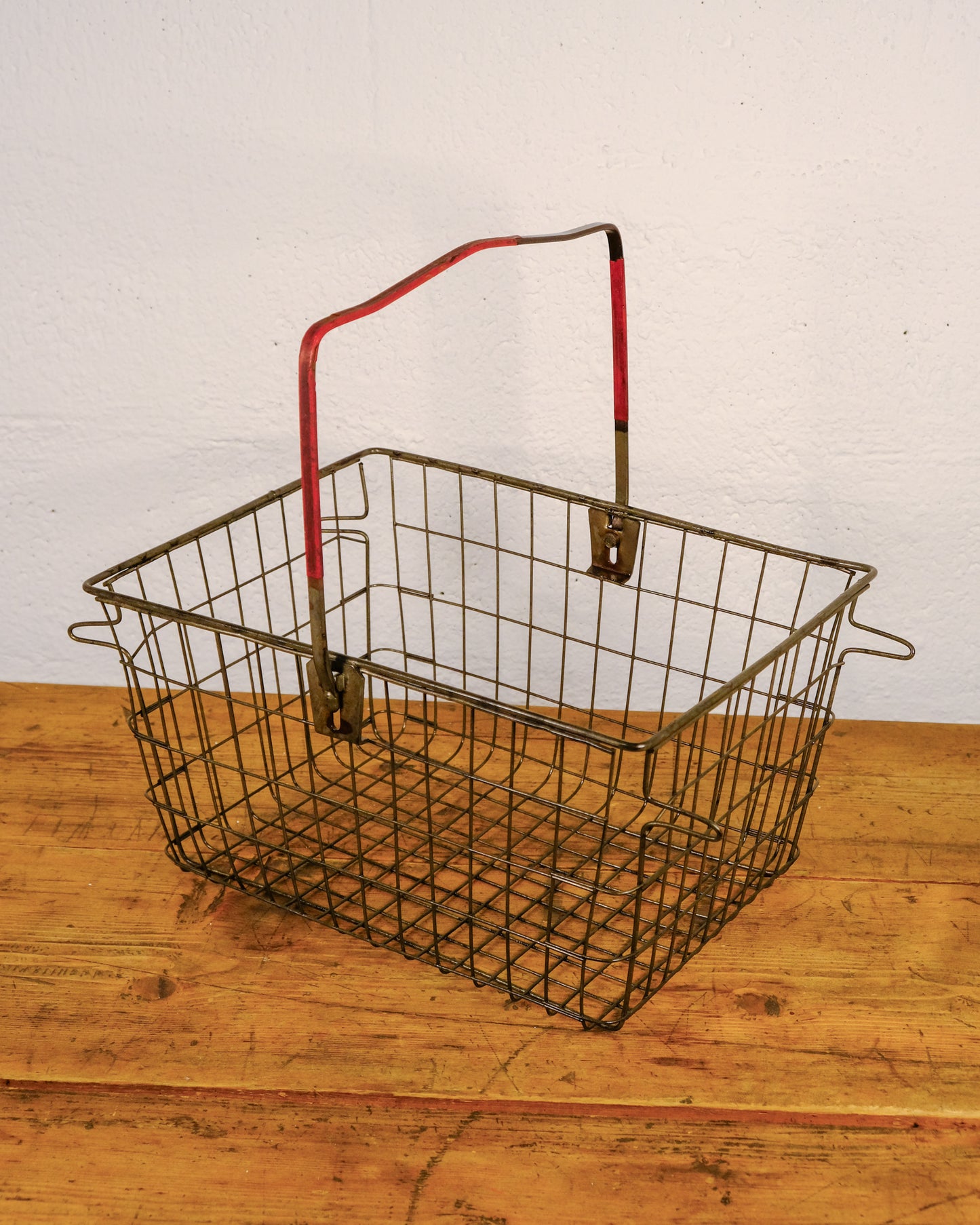 Cestino Vintage in Filo Metallico con Manico Rosso – Uso Industriale / Rustico