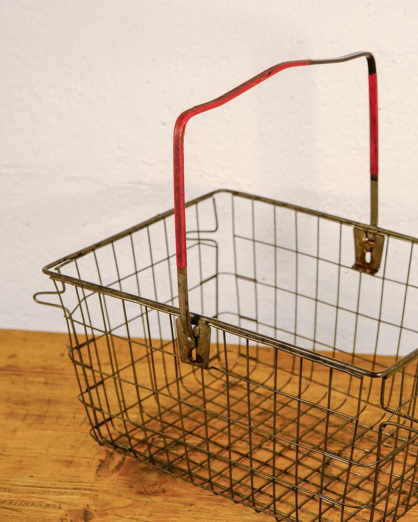 Cestino Vintage in Filo Metallico con Manico Rosso – Uso Industriale / Rustico