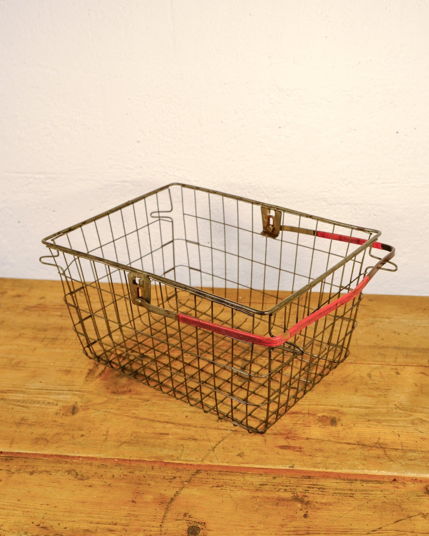Cestino Vintage in Filo Metallico con Manico Rosso – Uso Industriale / Rustico
