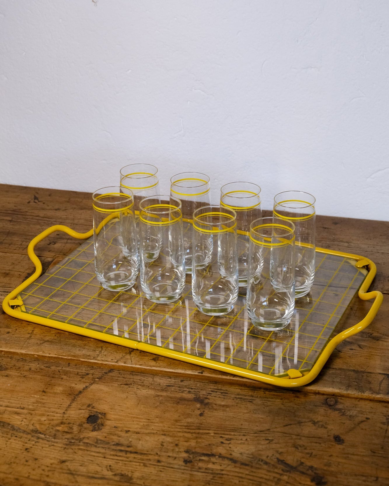 Set di bicchieri con bordo giallo e vassoio coordinato