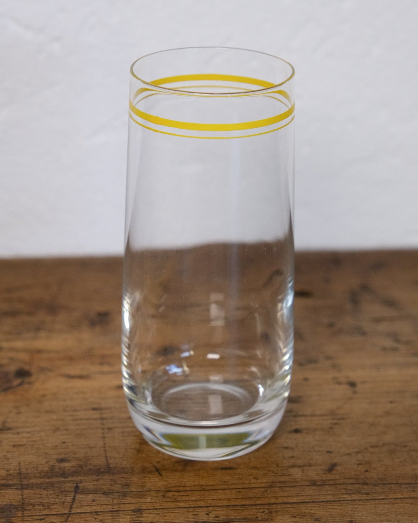 Set di bicchieri con bordo giallo e vassoio coordinato