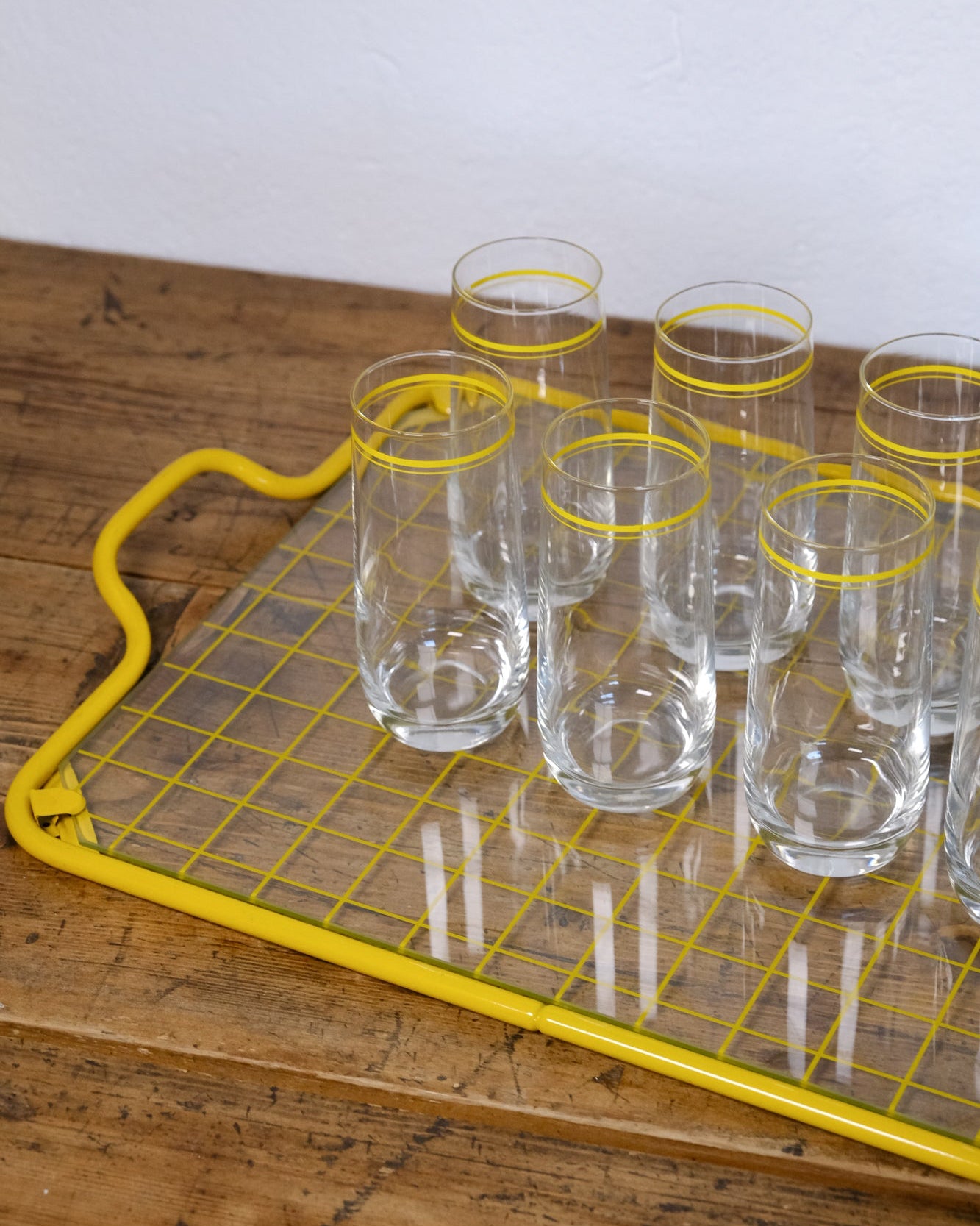 Set di bicchieri con bordo giallo e vassoio coordinato