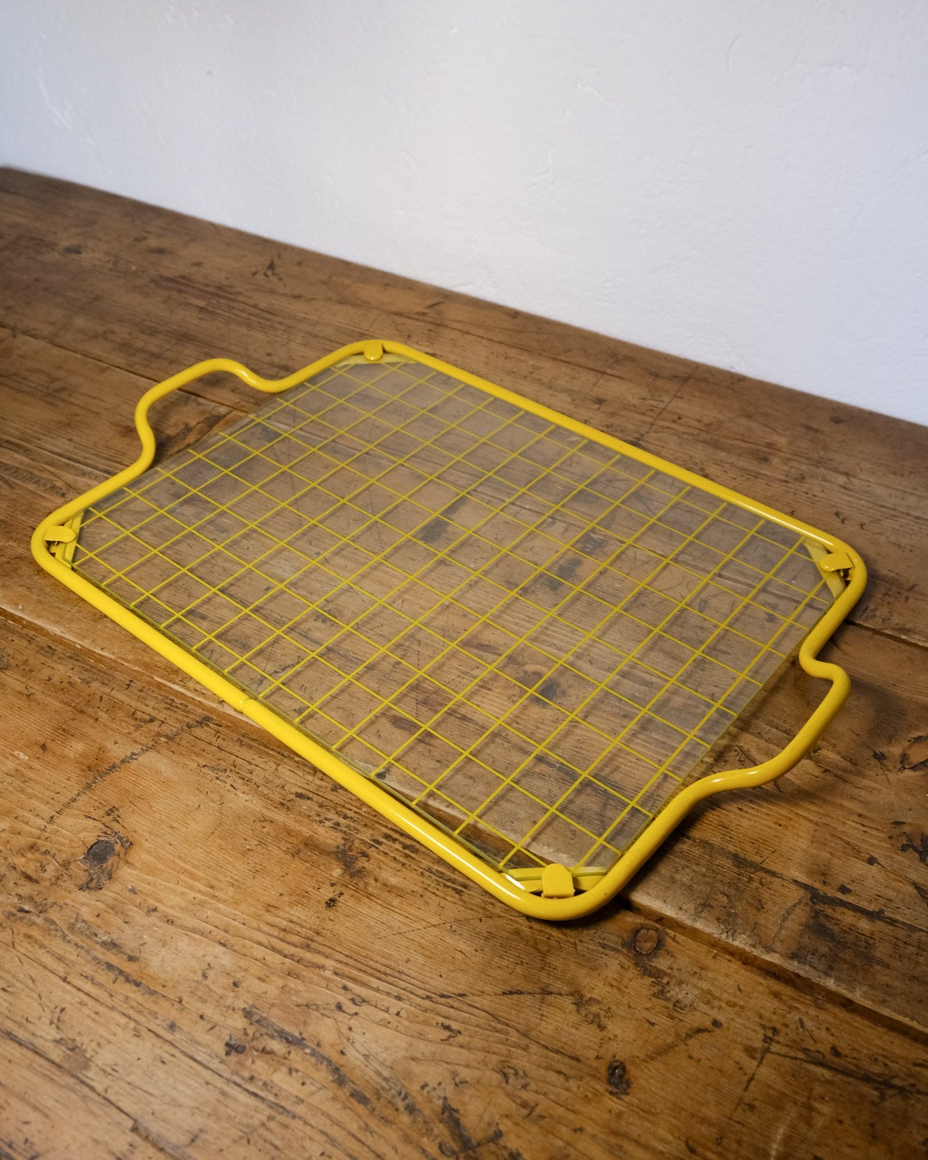 Set di bicchieri con bordo giallo e vassoio coordinato