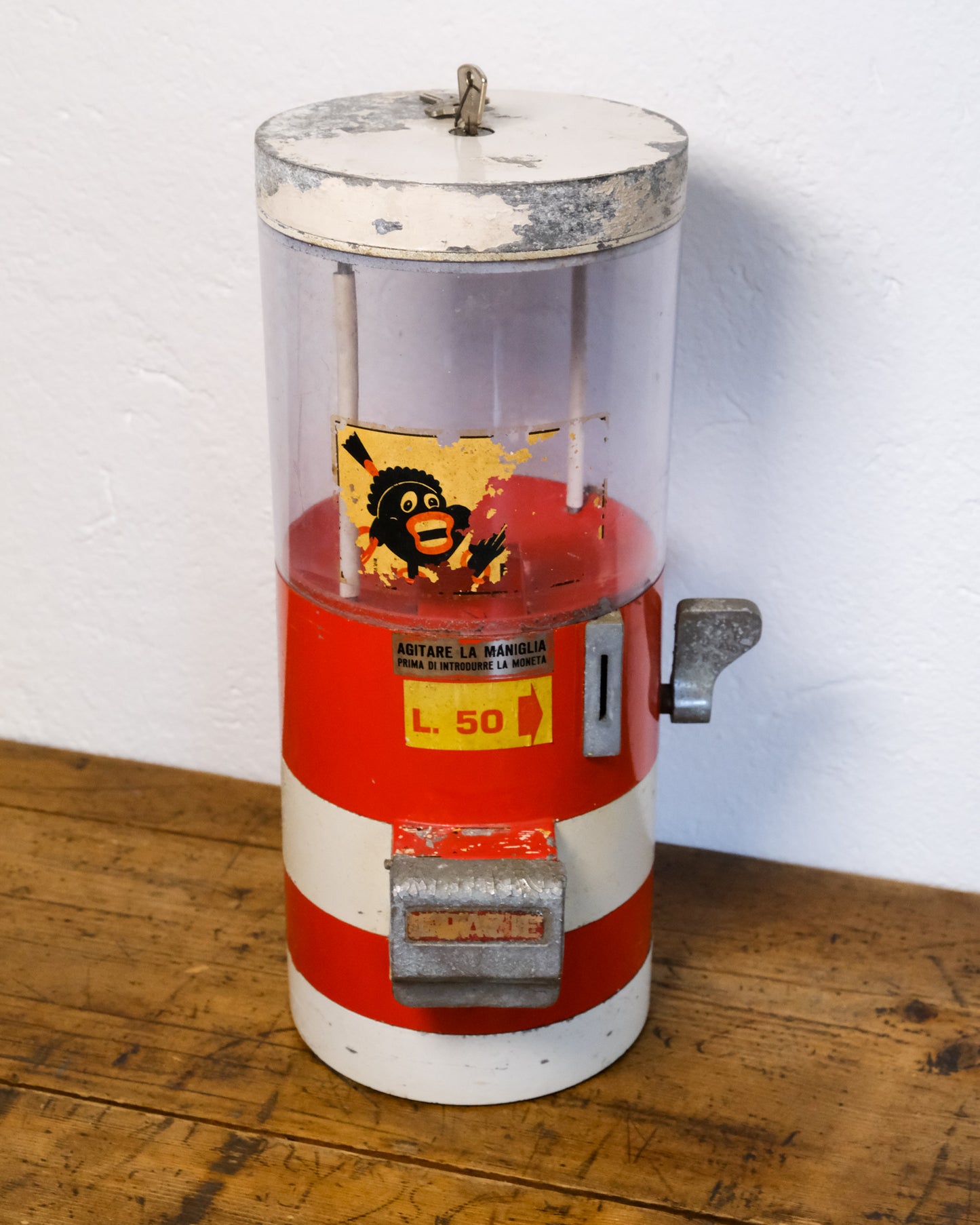 Distributore di noccioline vintage rosso