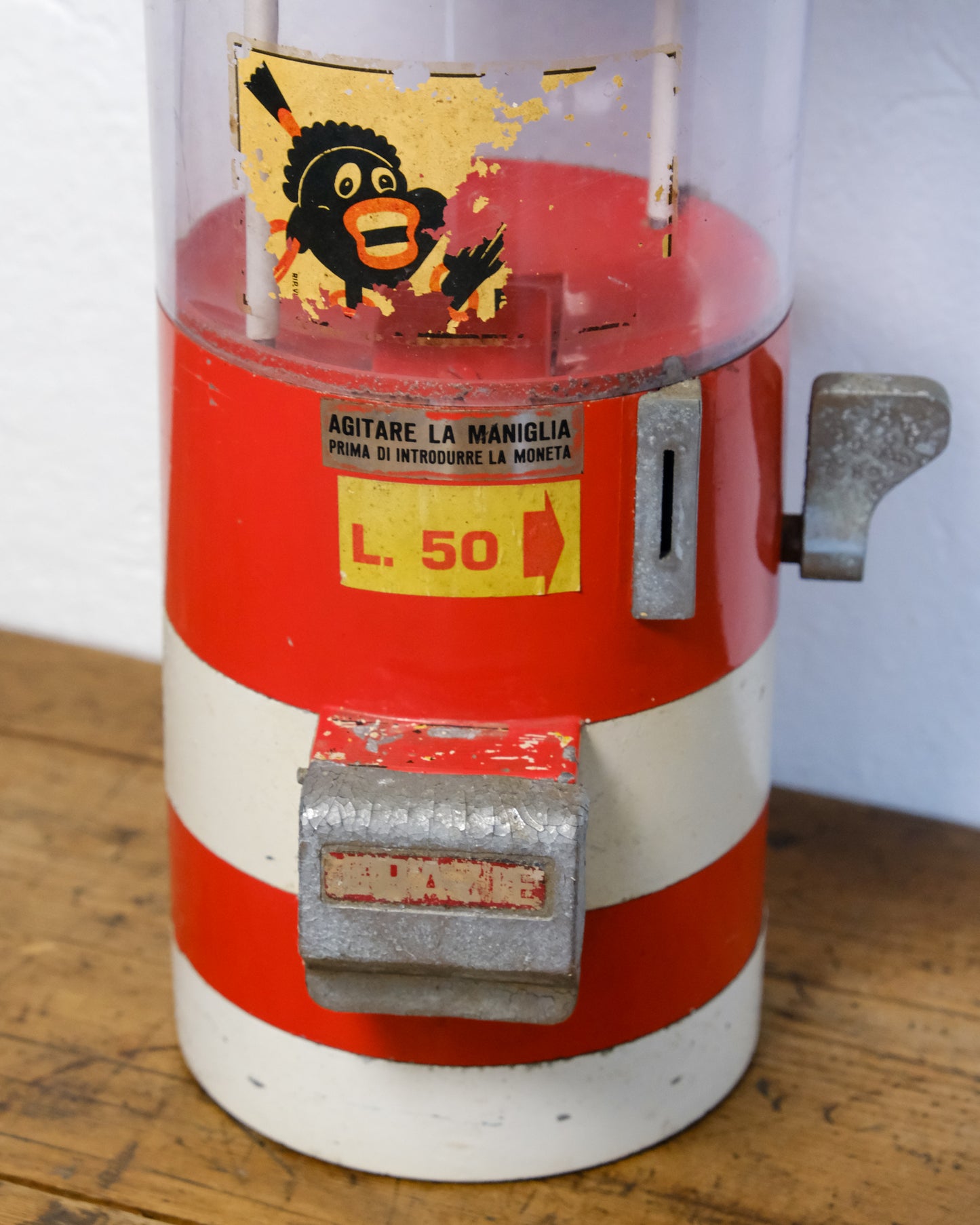 Distributore di noccioline vintage rosso
