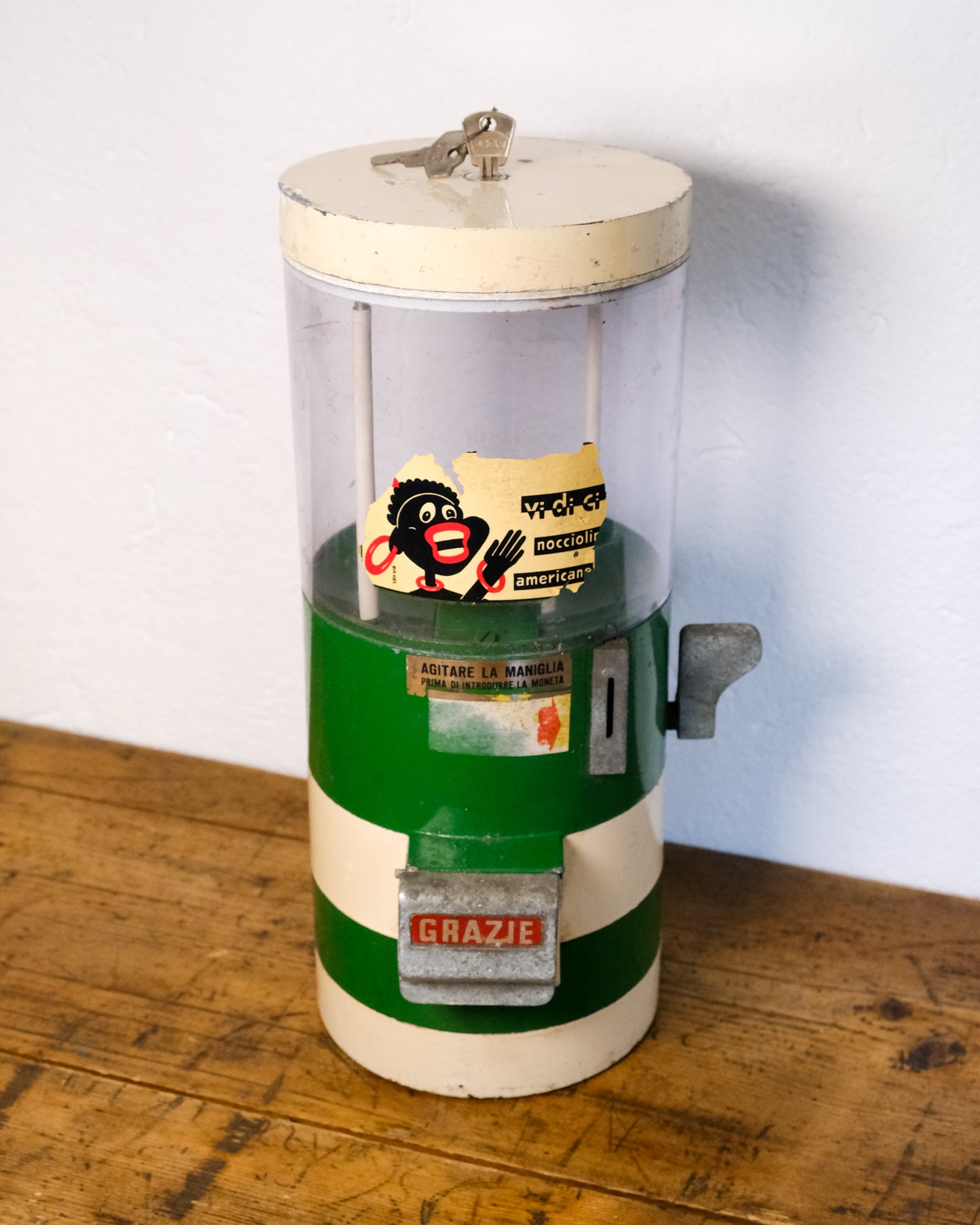 Distributore di noccioline vintage verde