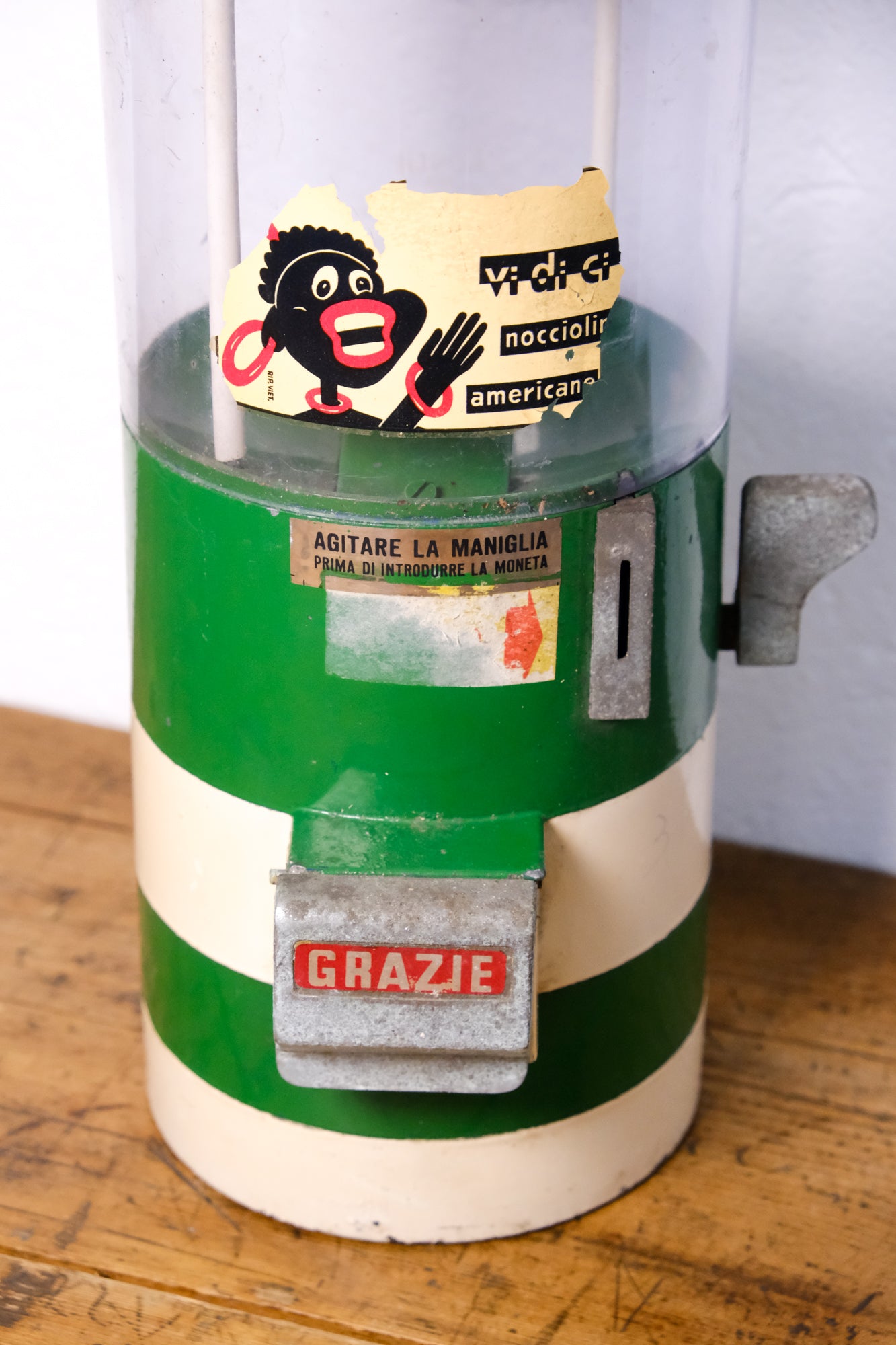 Distributore di noccioline vintage verde
