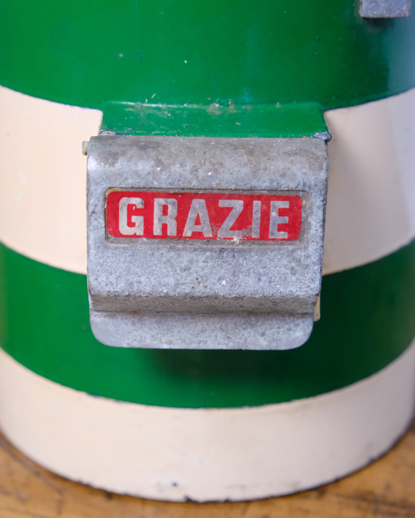 Distributore di noccioline vintage verde