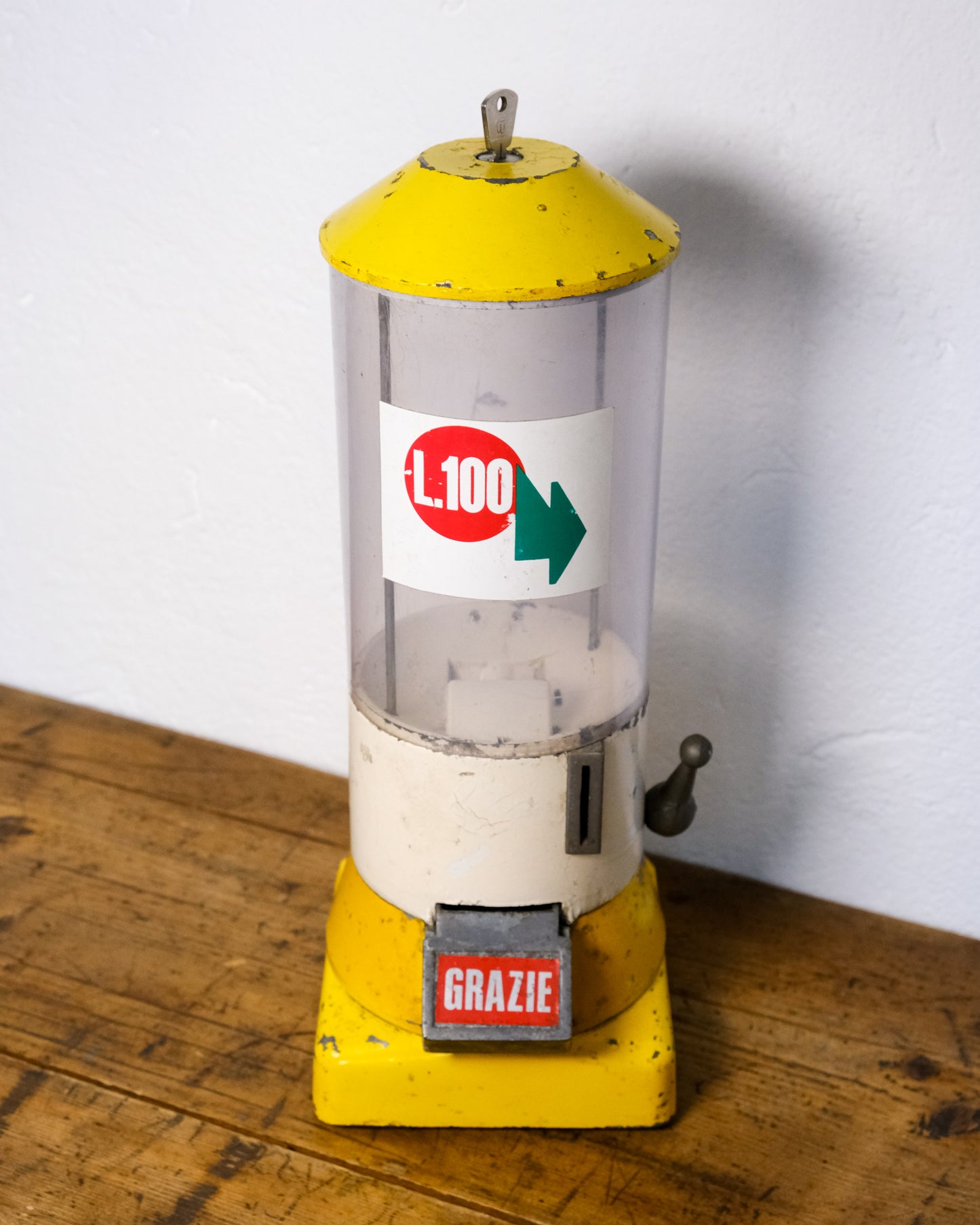 Distributore di caramelle vintage giallo