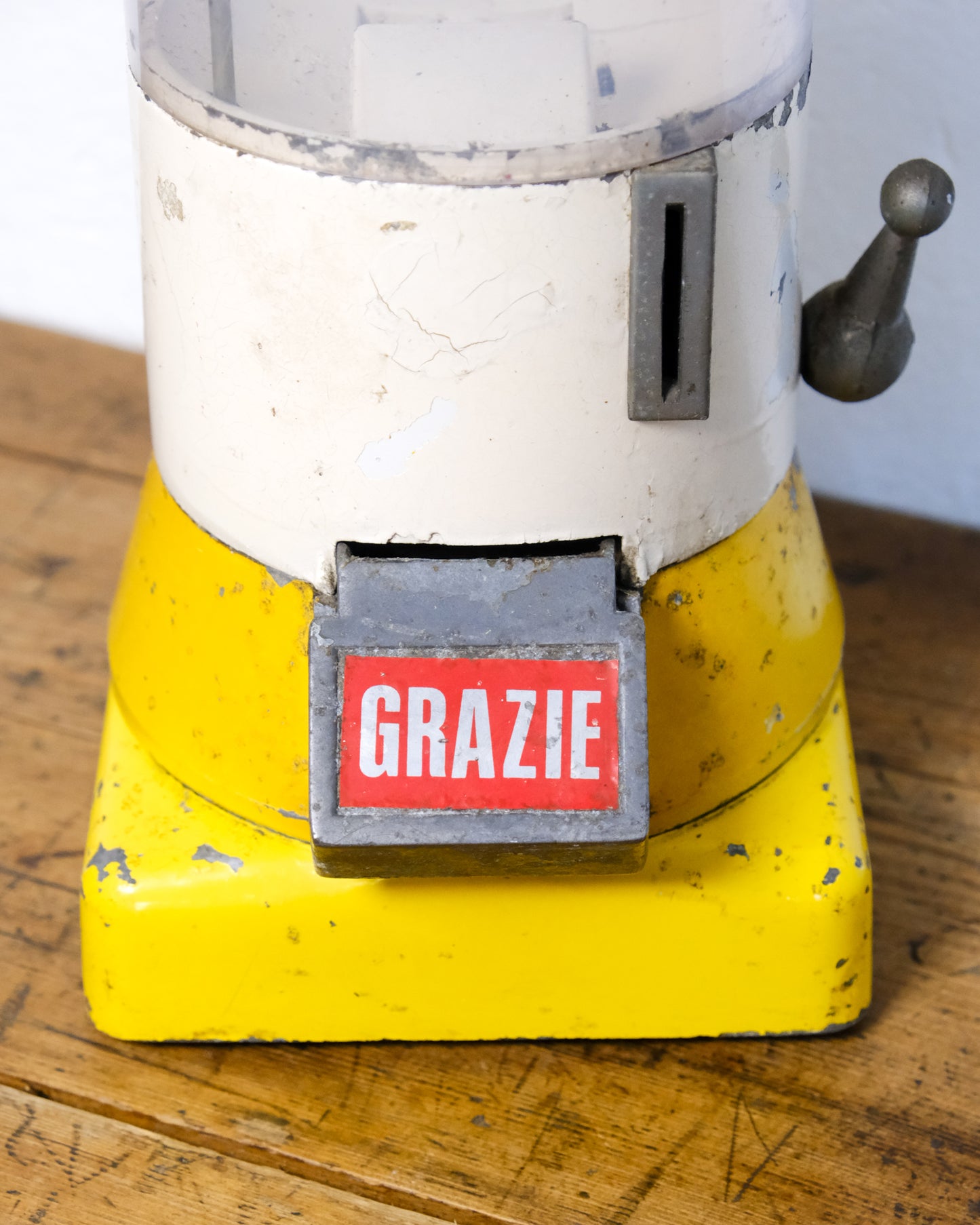 Distributore di caramelle vintage giallo