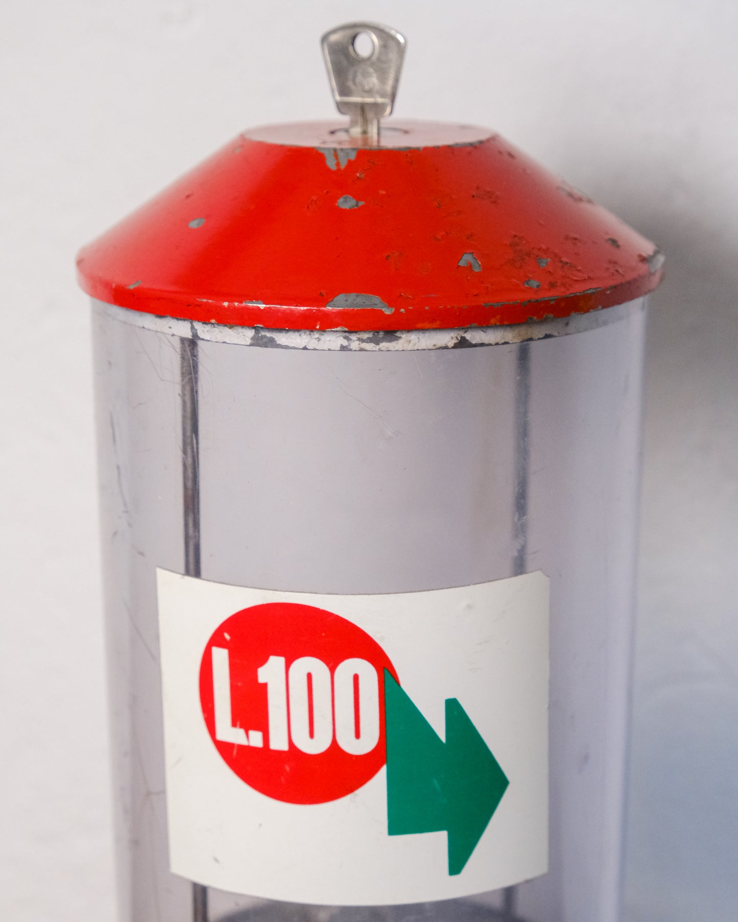 Distributore di caramelle vintage rosso