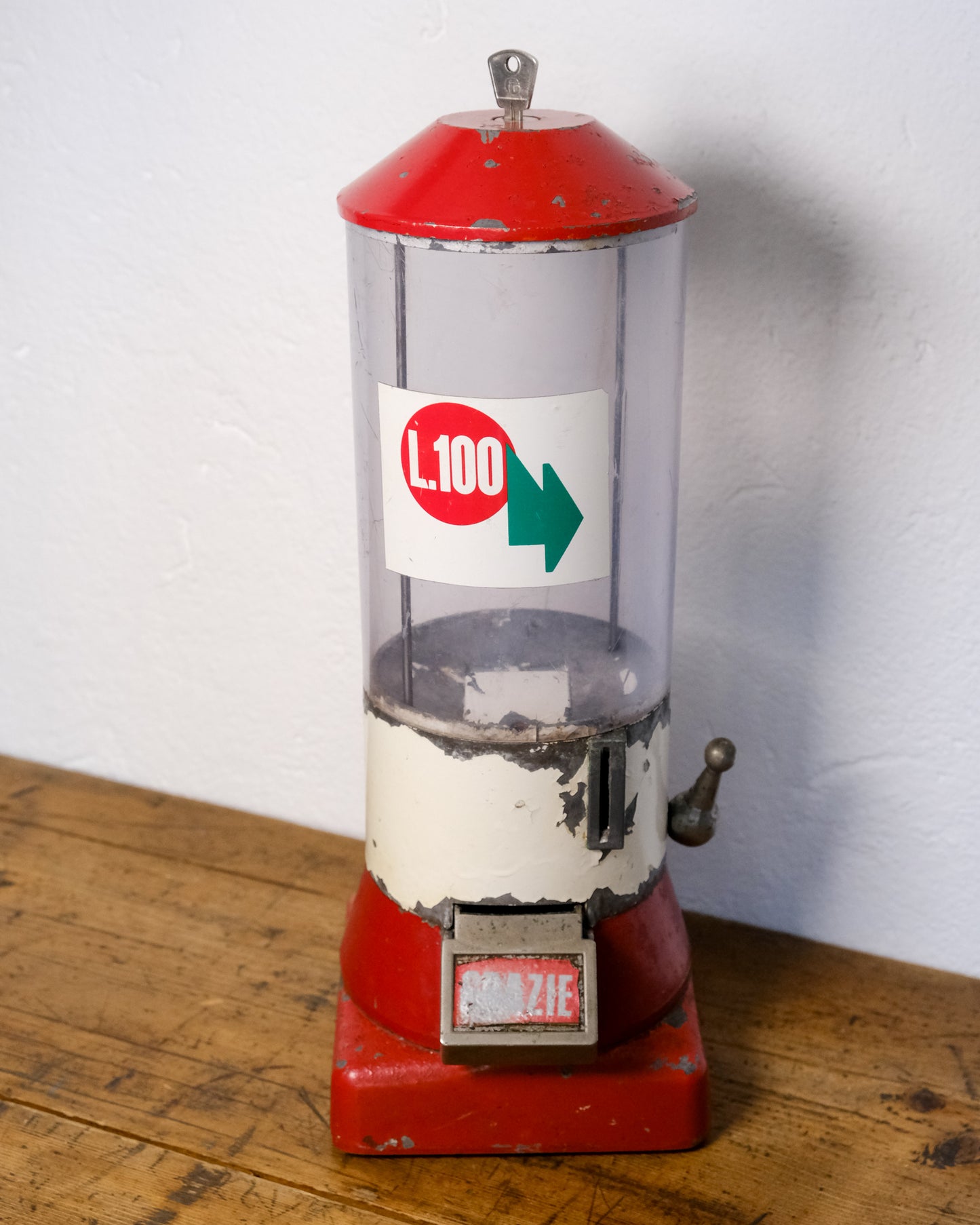 Distributore di caramelle vintage rosso