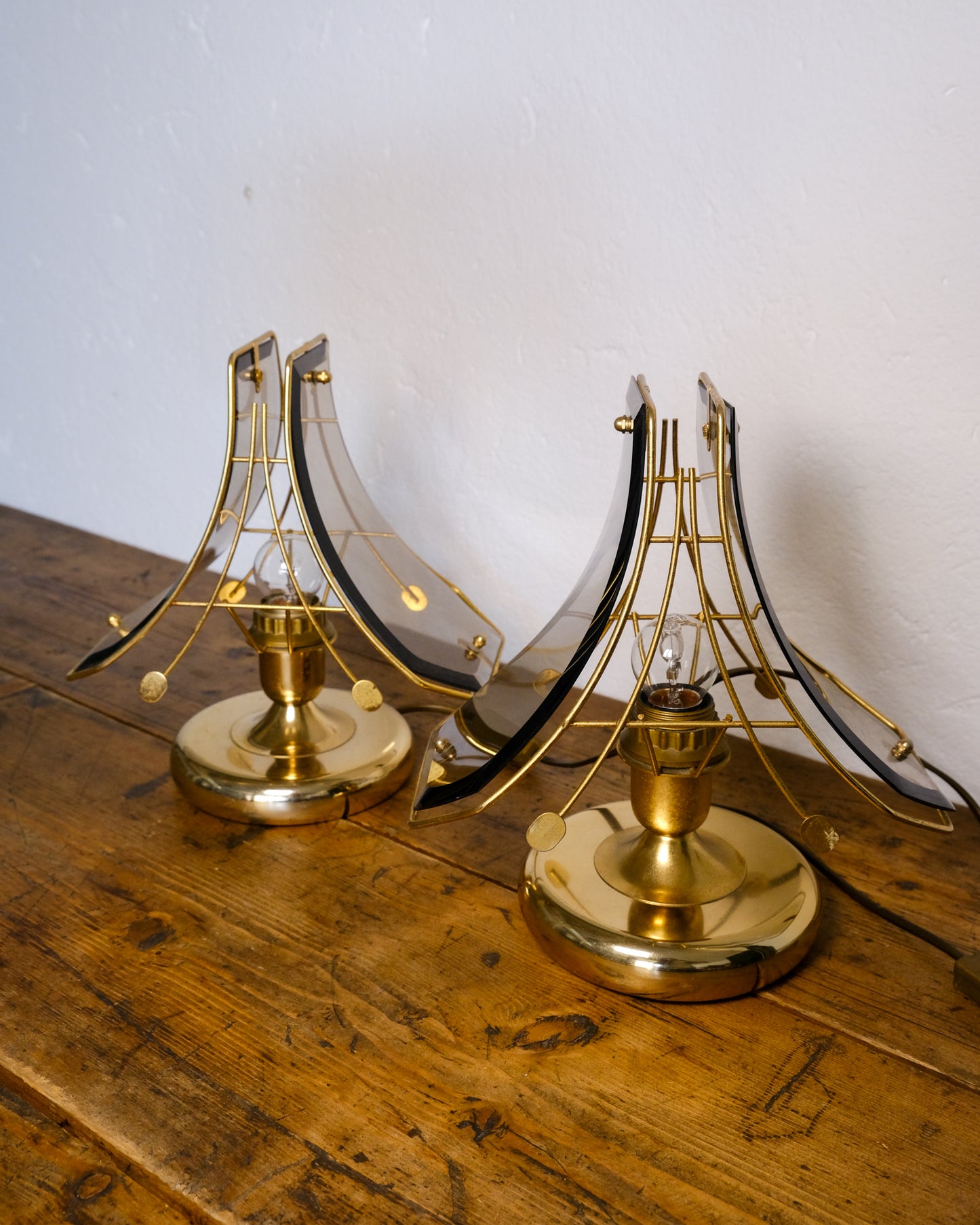 Coppia di lampade da tavolo in ottone e vetro fumé