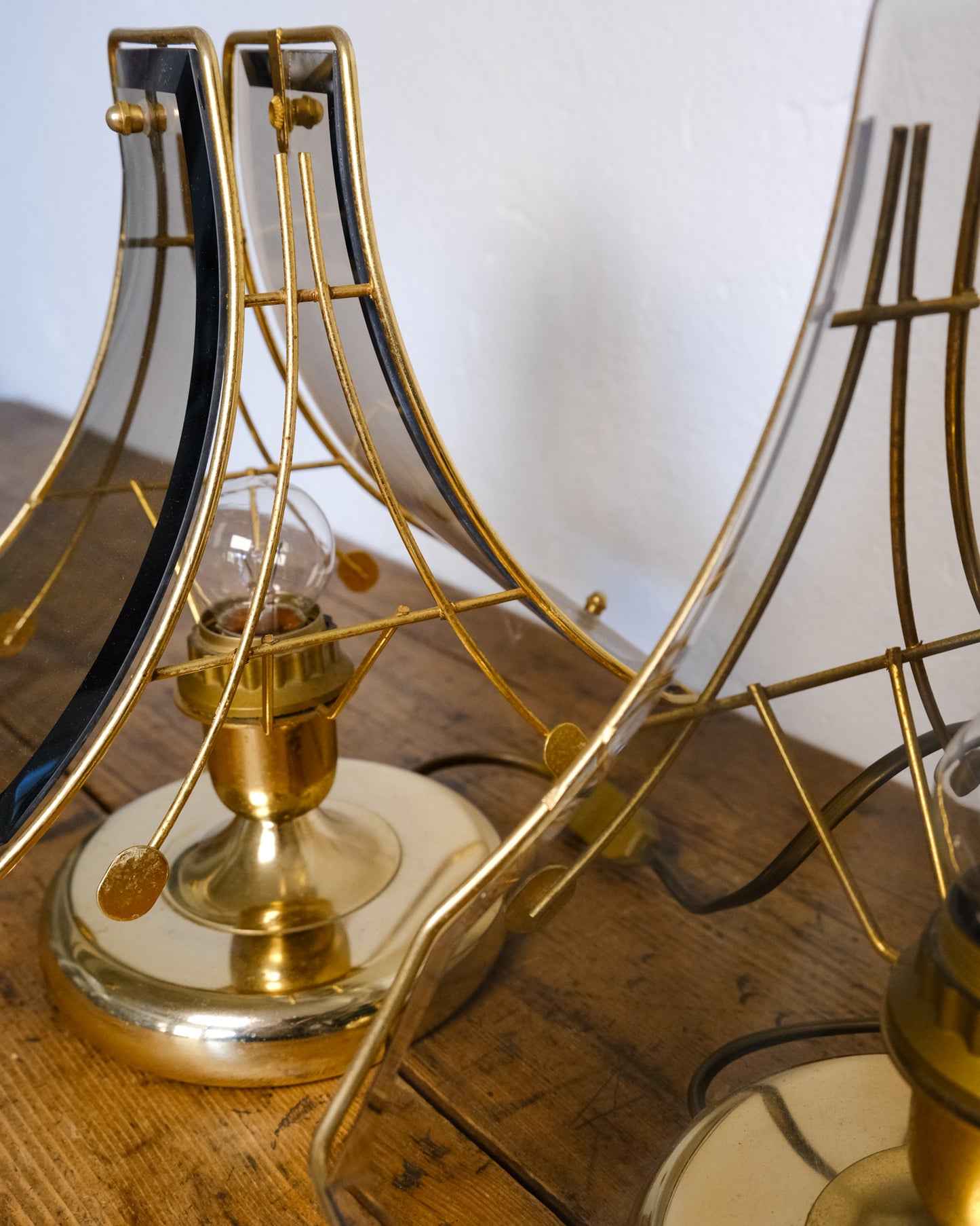 Coppia di lampade da tavolo in ottone e vetro fumé
