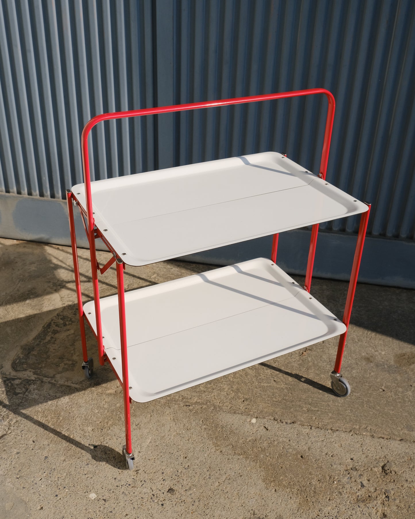 Carrello di servizio pieghevole rosso e bianco