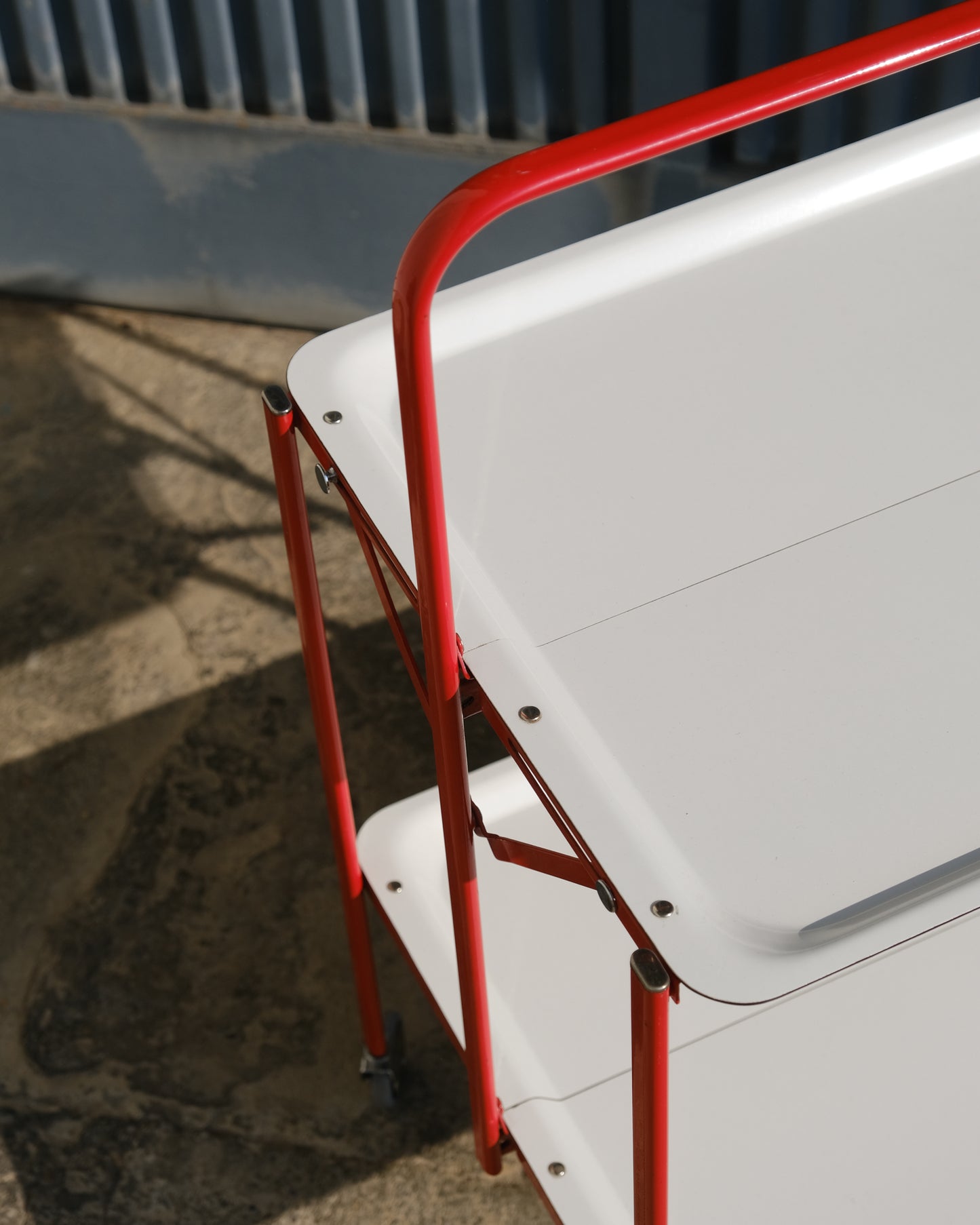 Carrello di servizio pieghevole rosso e bianco
